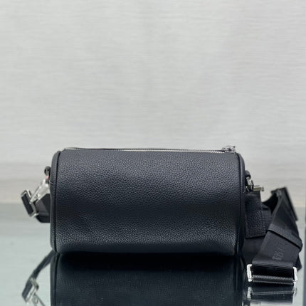 ROUND BUCKET 21 BAG IN BLACK LAMBSKIN