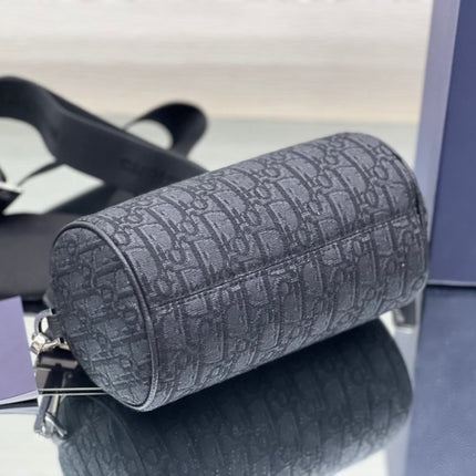 ROUND BUCKET 21 BAG IN BLACK OBLIQUE JACQUARD