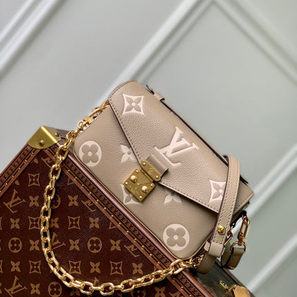 POCHETTE MÉTIS EAST WEST 21 IN BEIGE MONOGRAM EMPREINTE CALFSKIN EMBOSSED LOGO