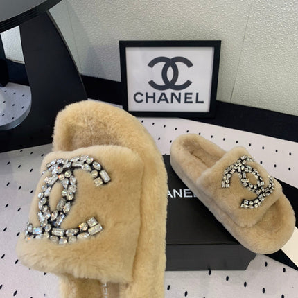 THICK-SOLED SLIPPERS IN BEIGE CREAM SHEEP WOOL