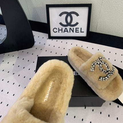 THICK-SOLED SLIPPERS IN BEIGE CREAM SHEEP WOOL