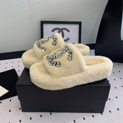 THICK-SOLED SLIPPERS IN WHITE SHEEP WOOL