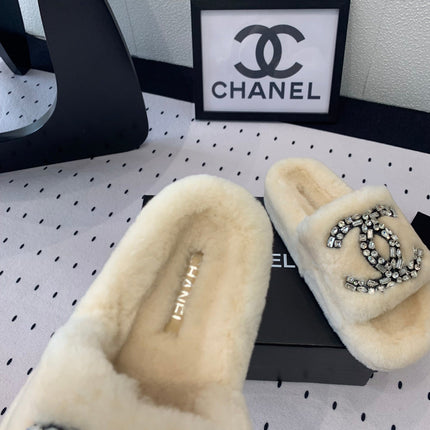 THICK-SOLED SLIPPERS IN WHITE SHEEP WOOL