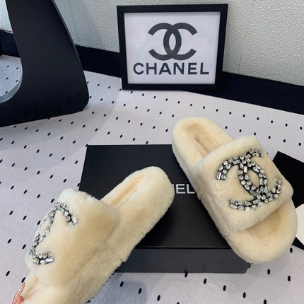 THICK-SOLED SLIPPERS IN WHITE SHEEP WOOL