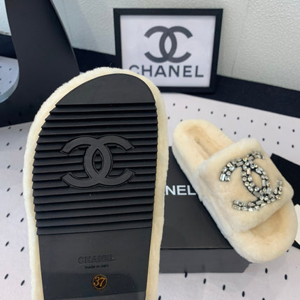 THICK-SOLED SLIPPERS IN WHITE SHEEP WOOL