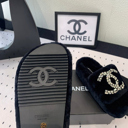 THICK-SOLED SLIPPERS IN BLACK SHEEP WOOL