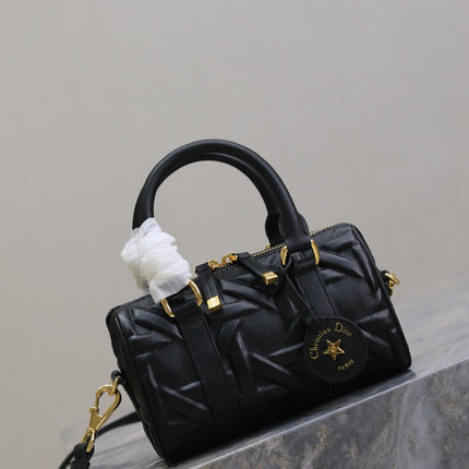 MINI GROOVE BAG 16 IN BLACK MACROCANNAGE CALFSKIN WITH GOLD HARDWARE