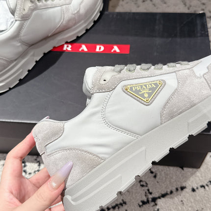 PRADA 25S MEN SNEAKERS LOGO IN WHITE AND LIGHT GRAY NUBUCK AND CANVAS