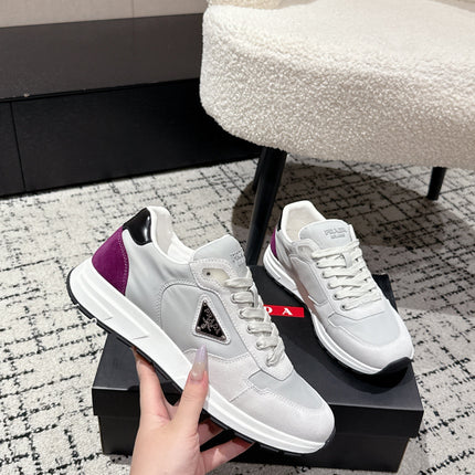 PRADA 25S MEN SNEAKERS LOGO IN WHITE AND MULBERRY NUBUCK AND CANVAS