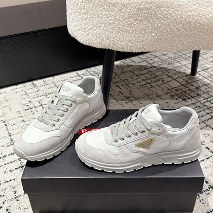 PRADA 25S MEN SNEAKERS LOGO IN WHITE AND LIGHT GRAY NUBUCK AND CANVAS
