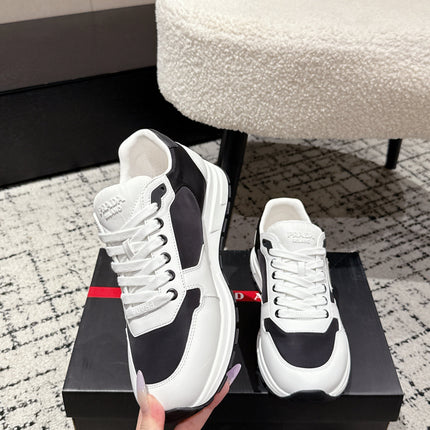PRADA 25S MEN SNEAKERS LOGO IN WHITE AND BLACK NUBUCK AND CANVAS