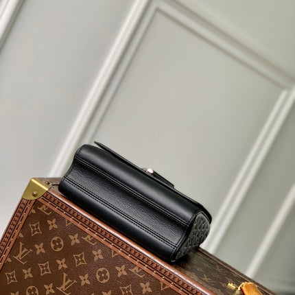 TWIST SLIM 19 IN BLACK TAURILLON CALFSKIN WITH PEARL CHAIN