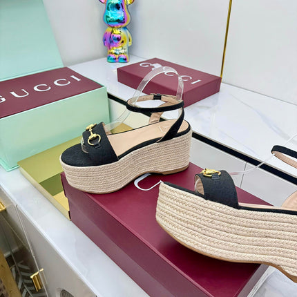 GG HIGH WEDGE SANDALS IN BLACK FABRIC AND RAFFIA WITH GOLD HARDWARE