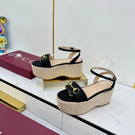 GG HIGH WEDGE SANDALS IN BLACK FABRIC AND RAFFIA WITH GOLD HARDWARE