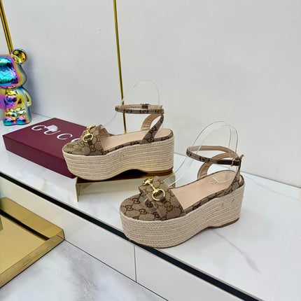 GG HIGH WEDGE SANDALS IN DARK BEIGE FABRIC AND RAFFIA WITH GOLD HARDWARE