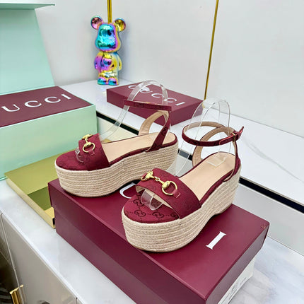 GG HIGH WEDGE SANDALS IN RED FABRIC AND RAFFIA WITH GOLD HARDWARE