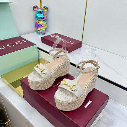 GG HIGH WEDGE SANDALS IN LIGHT BEIGE FABRIC AND RAFFIA WITH GOLD HARDWARE