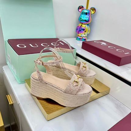 GG HIGH WEDGE SANDALS IN NUDE BEIGE FABRIC AND RAFFIA WITH GOLD HARDWARE