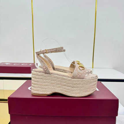 GG HIGH WEDGE SANDALS IN NUDE BEIGE FABRIC AND RAFFIA WITH GOLD HARDWARE
