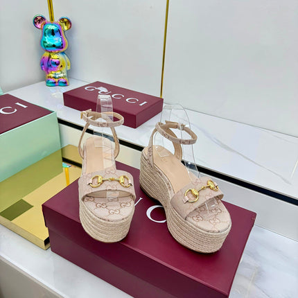 GG HIGH WEDGE SANDALS IN NUDE BEIGE FABRIC AND RAFFIA WITH GOLD HARDWARE