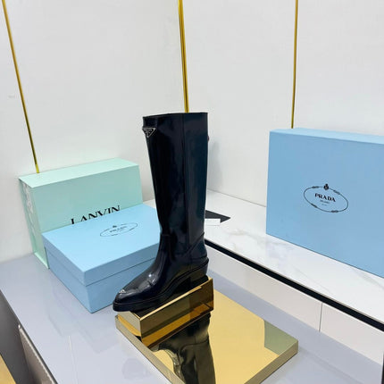 PRADA 25S POINTED TALL BOOTS 50MM IN BLACK GLOSSY CALFSKIN WITH LOGO