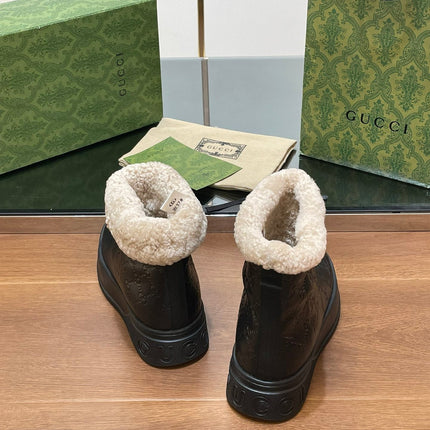 GG SNOW BOOTS IN BLACK EMBOSSED DEERSKIN AND BEIGE WOOL LINING