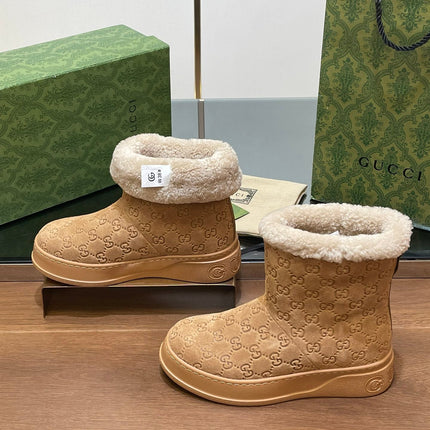 GG SNOW BOOTS IN CIDER BROWN EMBOSSED SUEDE AND BEIGE WOOL LINING