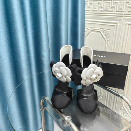 HIGH HEELS IN BLACK SHEEPSKIN WITH WHITE FLOWER