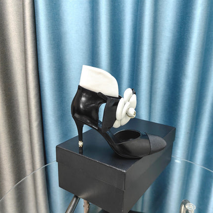 HIGH HEELS IN BLACK SHEEPSKIN WITH WHITE FLOWER