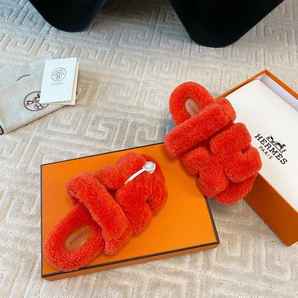 CHYPRE SANDAL IN LIGHT ORANGE SHEARLING