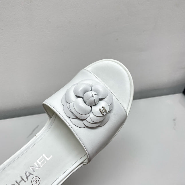 WEDGE PLATFORM WHITE LAMBSKIN WITH FLOWER