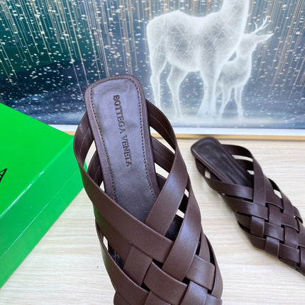 ALFIE LEATHER FLAT MULES IN CHOCOLATE BROWN PATENT CALFSKIN WITH WOVEN DESIGN