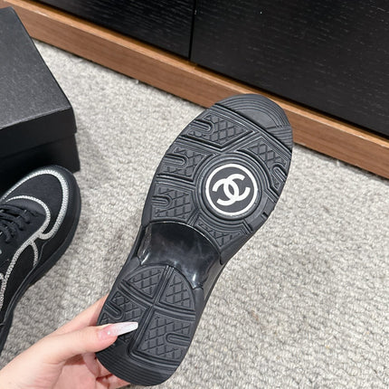 CLASSIC TRAINER IN BLACK FABRIC