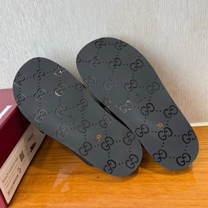 GG SLIDES X-STRAP IN BLACK SUEDE WITH EMBOSSED LOGO