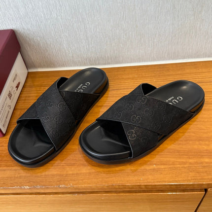 GG SLIDES X-STRAP IN BLACK SUEDE WITH EMBOSSED LOGO