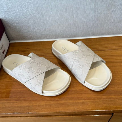 GG SLIDES X-STRAP IN WHITE SUEDE WITH EMBOSSED LOGO
