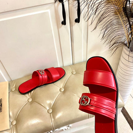 GG SANDAL WITH ROUND INTERLOCKING G IN SCARLET RED CALFSKIN