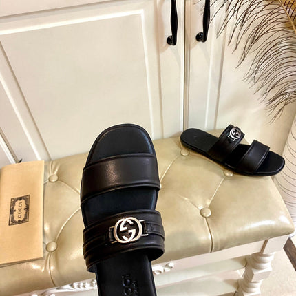 GG SANDAL WITH ROUND INTERLOCKING G IN BLACK CALFSKIN
