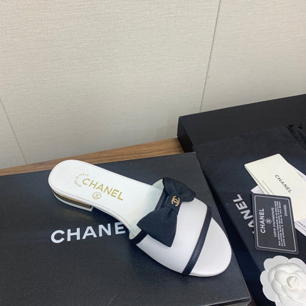 BOW SLIPPERS IN WHITE LAMBSKIN