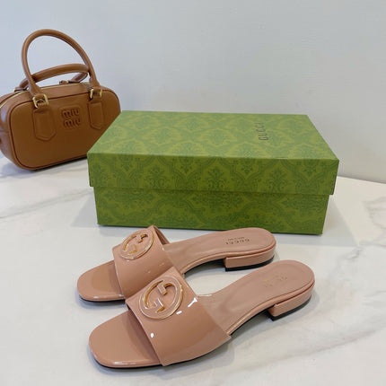 SLIDE SANDALS IN DESERT SAND GLOSSY SHEEPSKIN ENAMELLED ROUND INTERLOCKING G