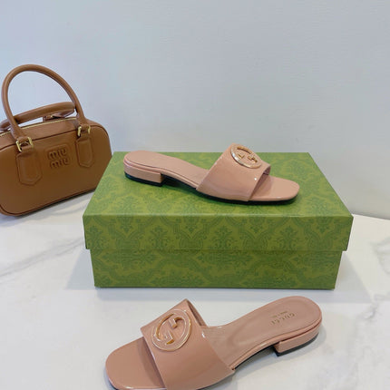 SLIDE SANDALS IN DESERT SAND GLOSSY SHEEPSKIN ENAMELLED ROUND INTERLOCKING G