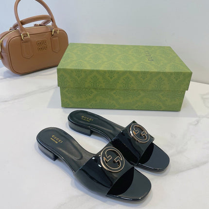 SLIDE SANDALS IN BLACK GLOSSY SHEEPSKIN ENAMELLED ROUND INTERLOCKING G