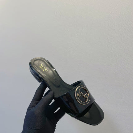 SLIDE SANDALS IN BLACK GLOSSY SHEEPSKIN ENAMELLED ROUND INTERLOCKING G