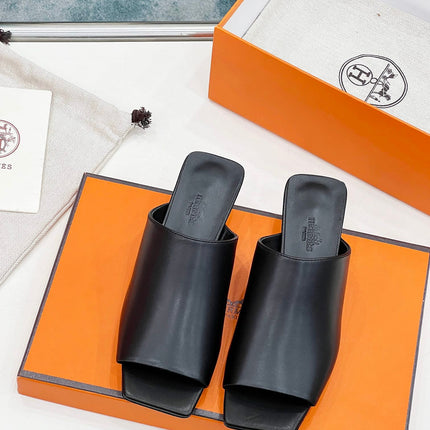 IDOLE SANDAL IN BLACK CALFSKIN