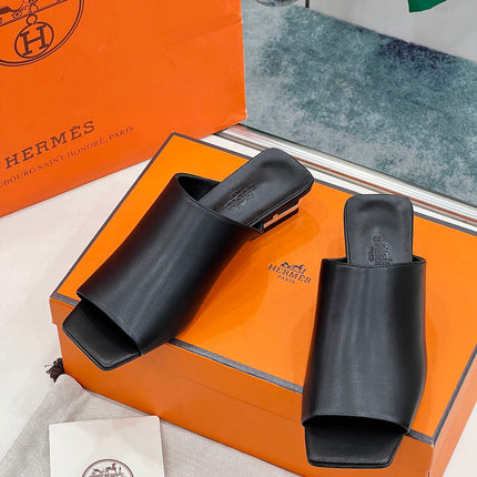 IDOLE SANDAL IN BLACK CALFSKIN