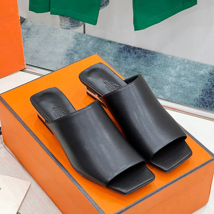 IDOLE SANDAL IN BLACK CALFSKIN