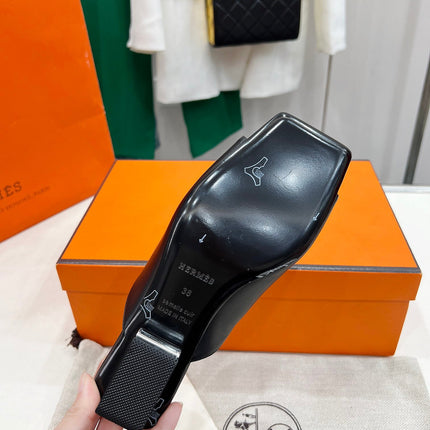 IDOLE SANDAL IN BLACK CALFSKIN