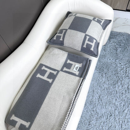 AVALON THROW BLANKET 170 CM IN COOL GRAY CASHMERE 294471