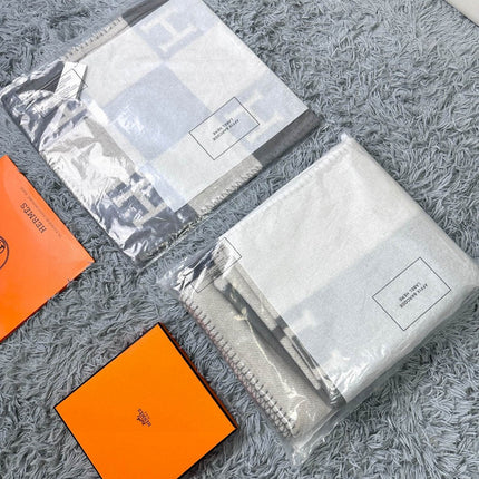 AVALON THROW BLANKET 170 CM IN COOL GRAY CASHMERE 294471