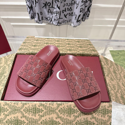 GG SLIDES IN RED SUEDE WITH EMBOSSED LOGO STYLE 3